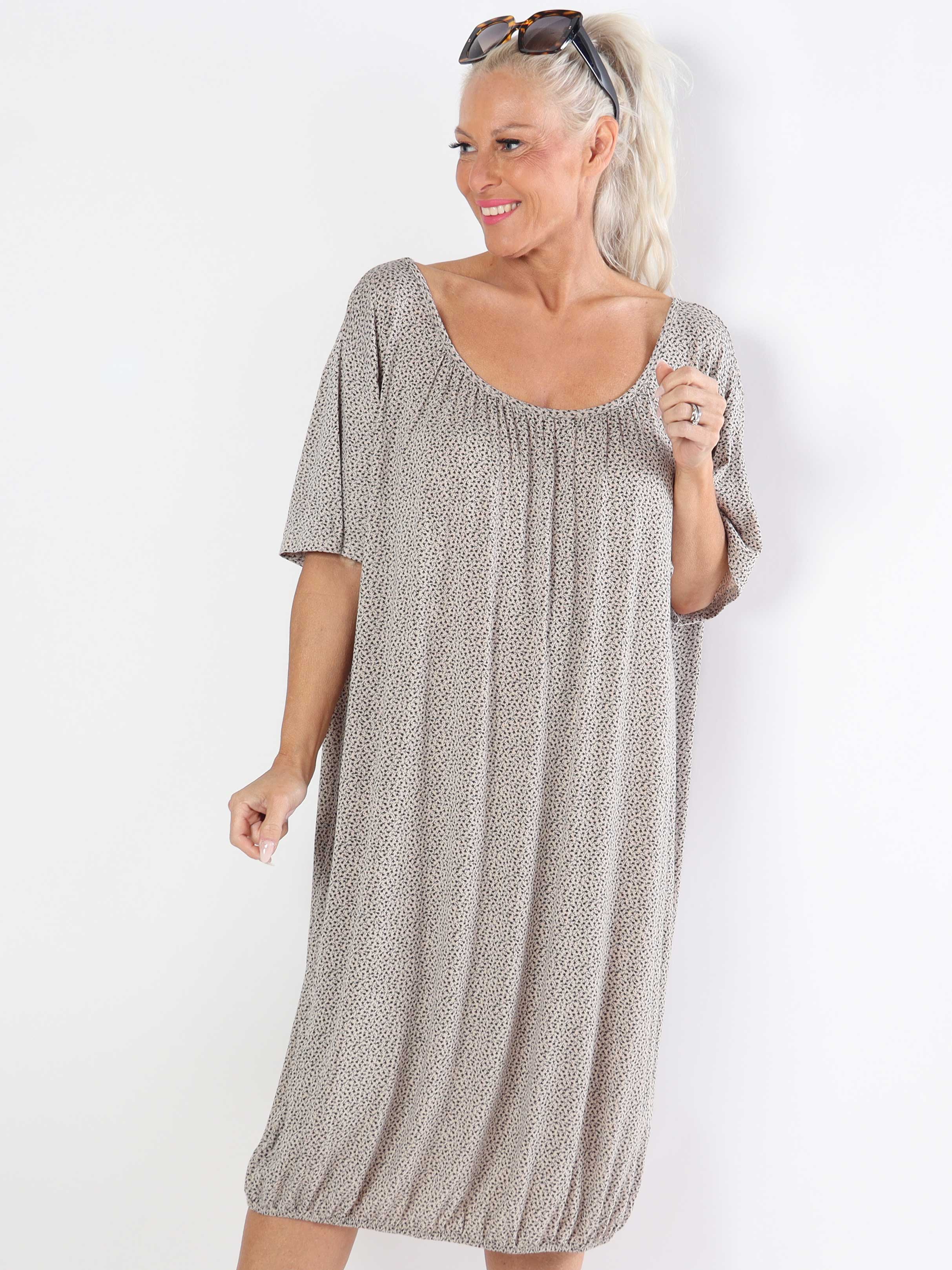 Miracle Flower Dress - Plus size kjole i viskose med elastik forneden